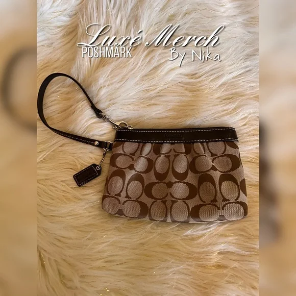 🤎EUC Coach Wristlet🤎 - Picture 3 of 5